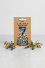 Folkstar Folk Zapach Lawendowa Polana freshener on marble surface with fresh lavender sprigs and dried wildflowers