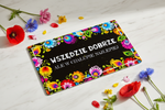 Folkstar Wszędzie Dobrze metal sign flat lay on marble surface with fresh flowers